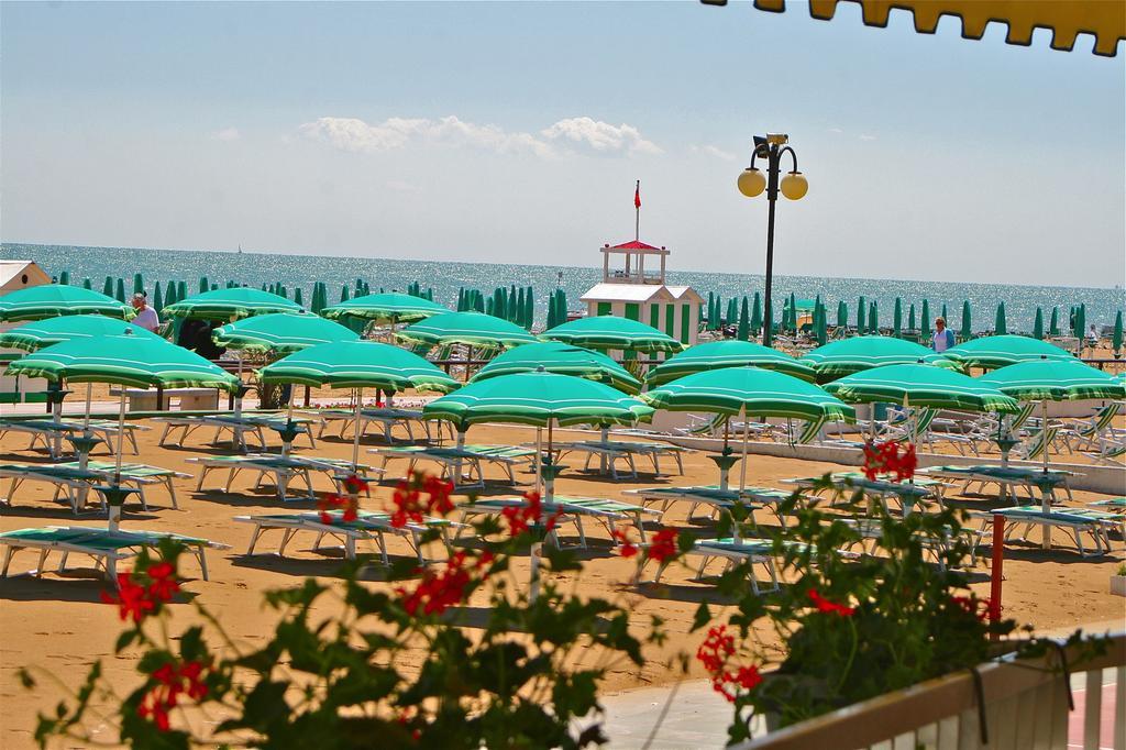 Hotel Janeiro Frontemare Jesolo Extérieur photo