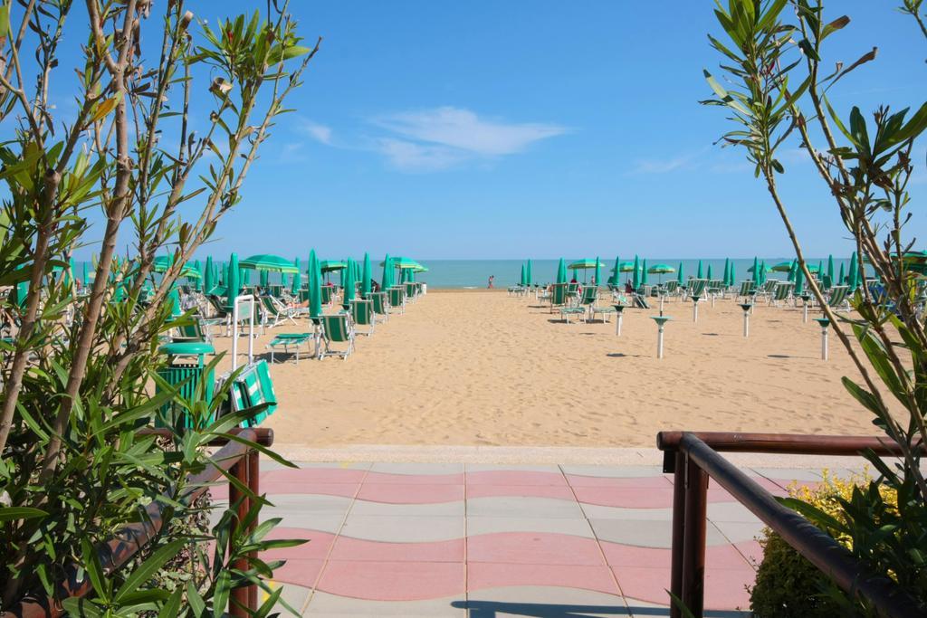 Hotel Janeiro Frontemare Jesolo Extérieur photo