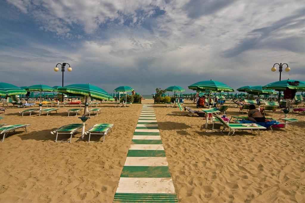 Hotel Janeiro Frontemare Jesolo Extérieur photo